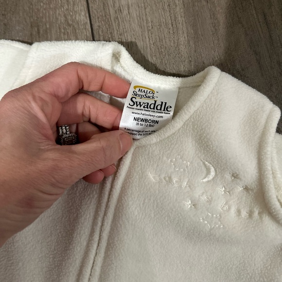 Halo SleepSack Swaddle | Newbornrn 6-12 lbs | Cream Color | Clean & Smoke Free - Picture 4 of 4
